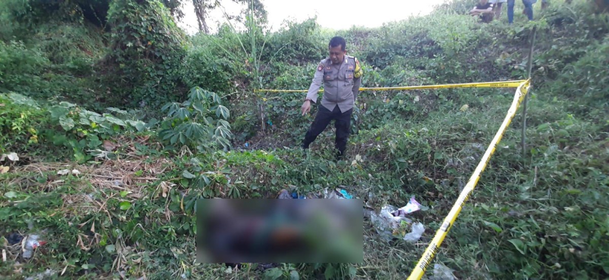 Penemuan jasat pria membusuk di Mantup Lamongan. (Foto : Humas Polres Lamongan for jatimnow.com)