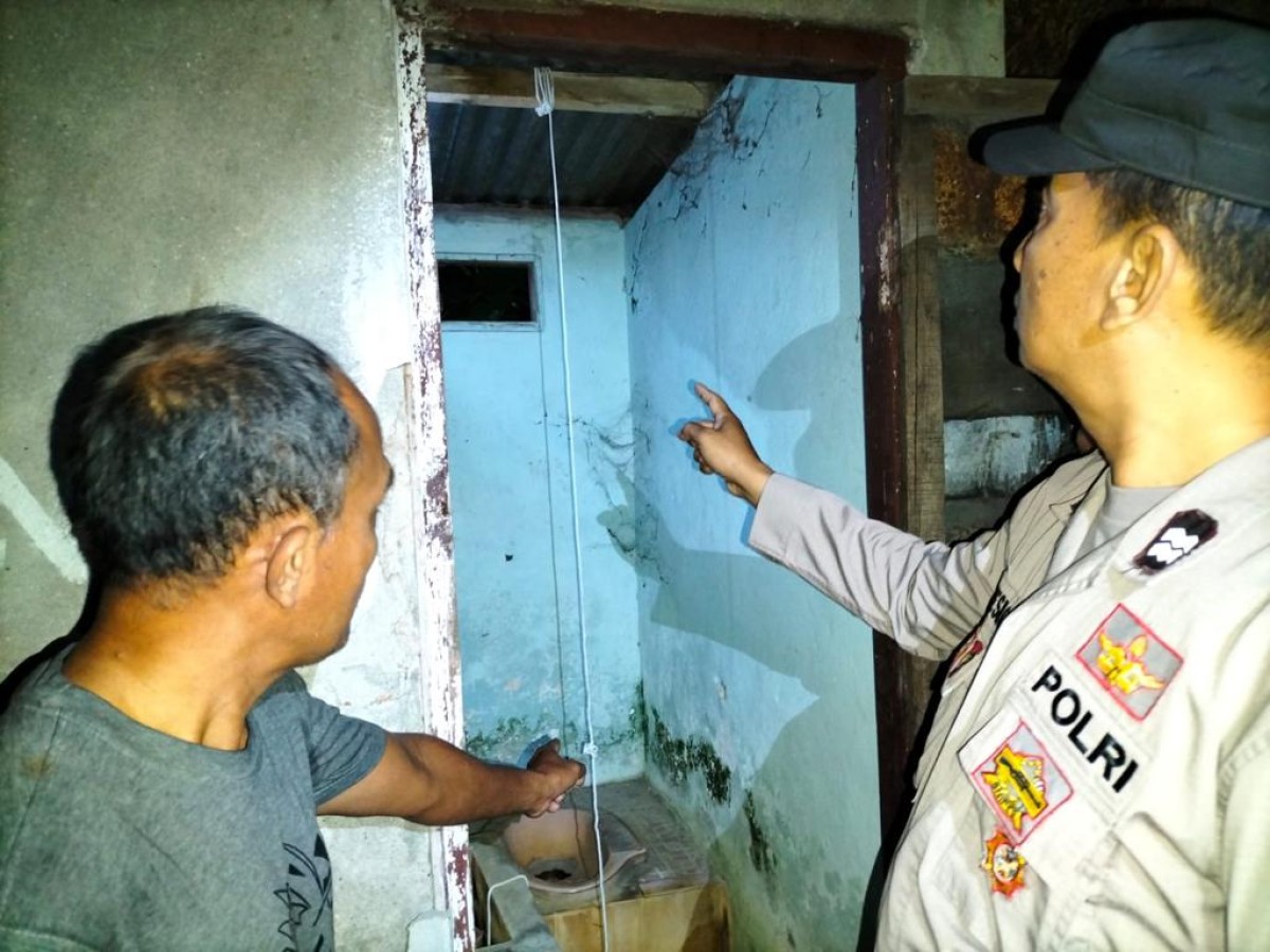 Petugas kepolisian saat melakukan. (Foto: Polsek Trucuk)