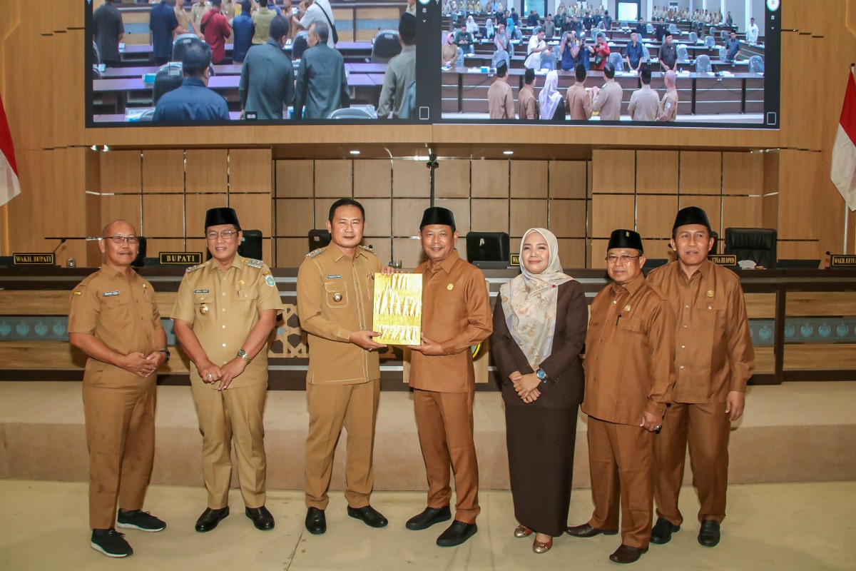 Bupati Lamongan, Yuhronur Efendi (tengah kiri) saat menujukan nota sepehaman antara Pemkab dan DPRD bersama Ketua DPRD Lamongan Abdul Ghofur (tengah kanan). (Foto: Addyad Ammy Iffansyah/jatimnow.com)