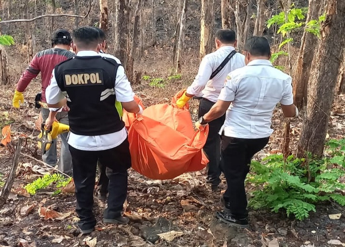 Petugas saat melakukan evakuasi mayat tanpa identitas. (Foto: Polsek Dander)