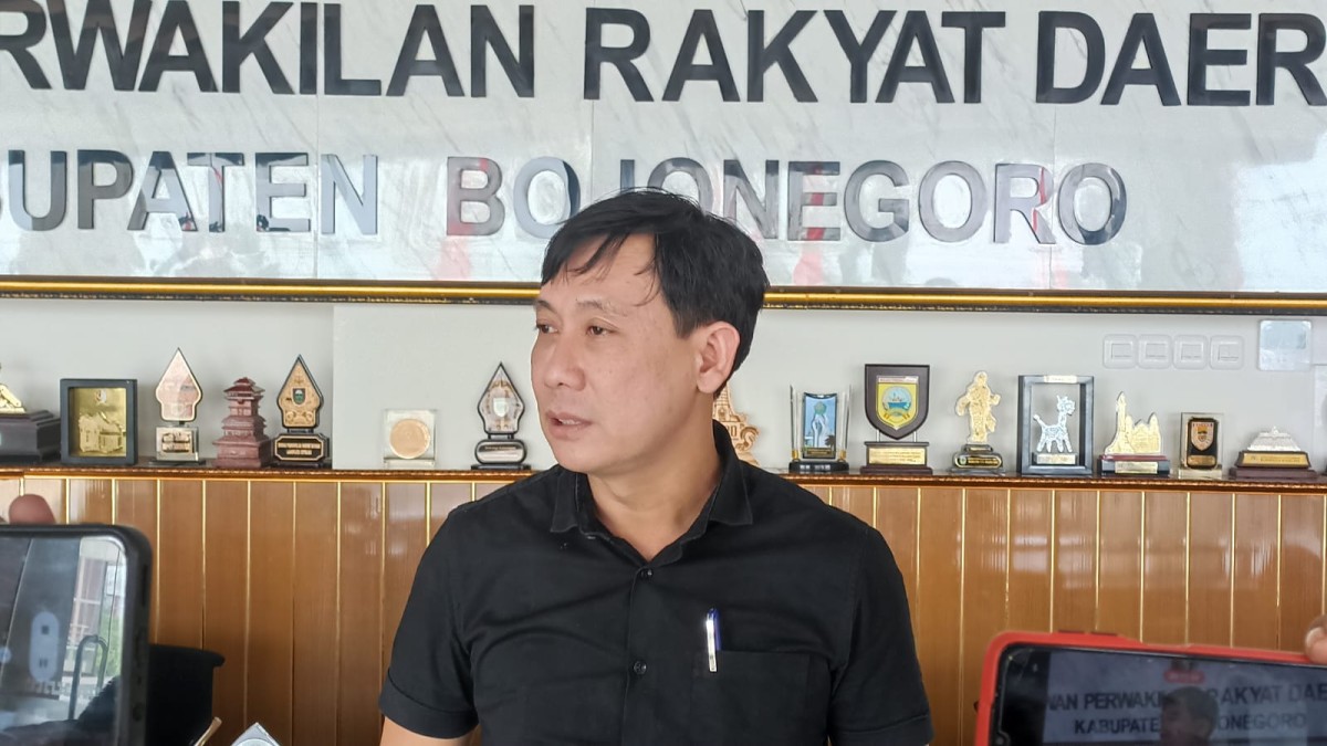 Ketua DPC Demokrat Sukur Priyanto saat memberikan keterangan. (Foto: Misbahul Munir/jatimnow.com)