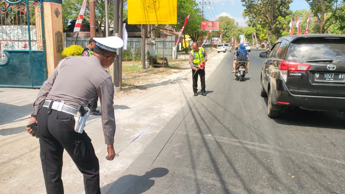 Polisi melakukan olah TKP