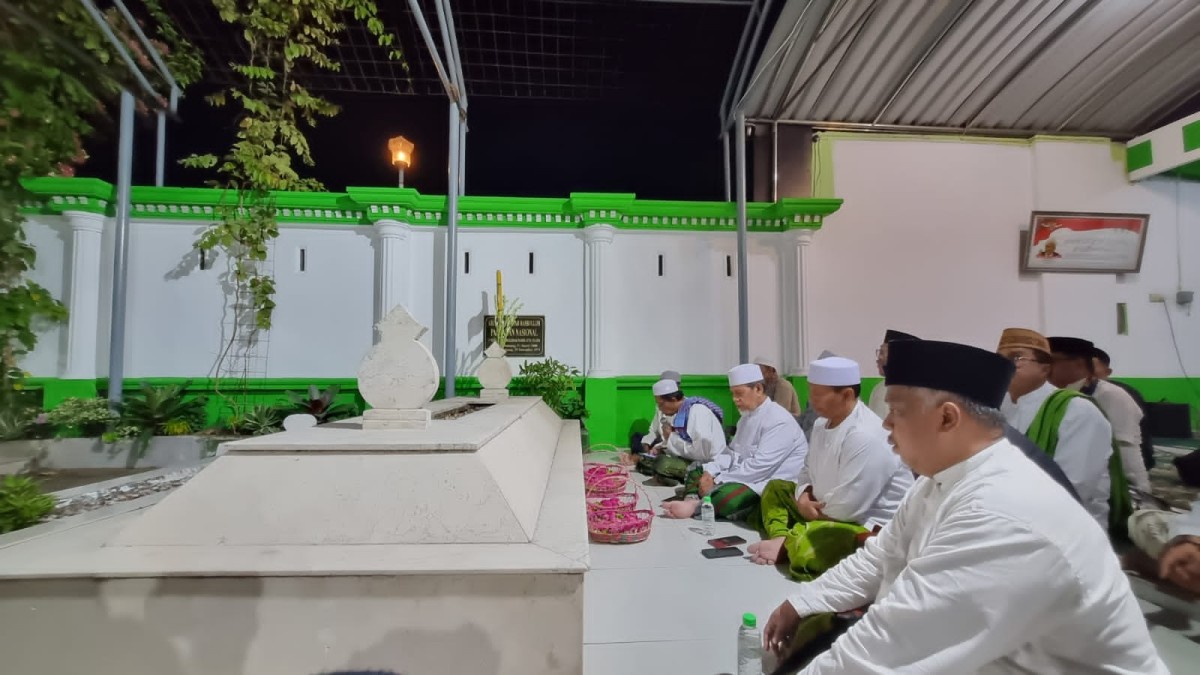 PKS saat melakukan napak tilas makam pendiri NU. (Foto-foto: PKS Jatim for jatimnow.com)