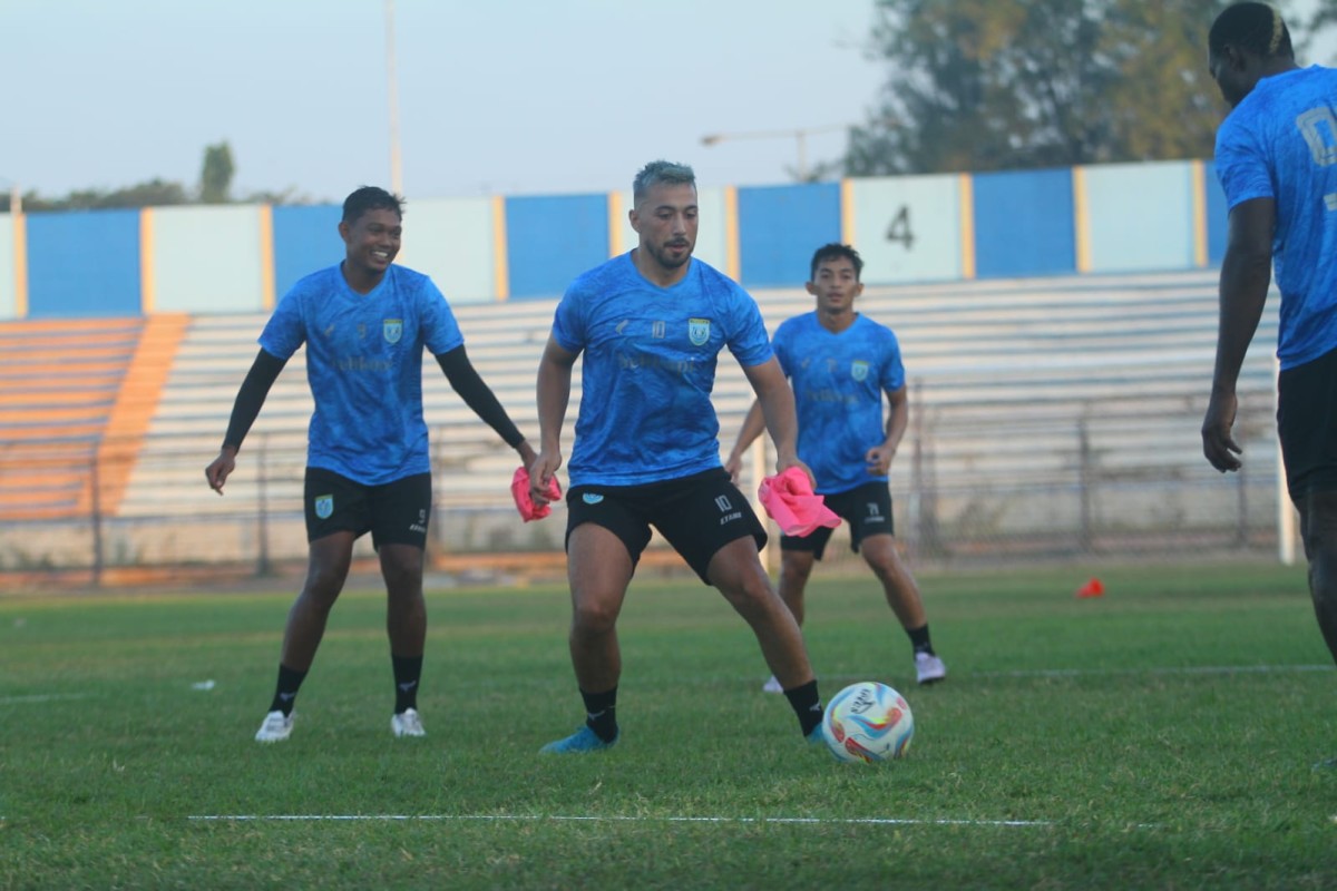 Matt Lagos saat mengikuti sesi latihan bersama tim Persela Lamongan. (Foto: Adyad Ammy Iffansah/jatimnow.com)