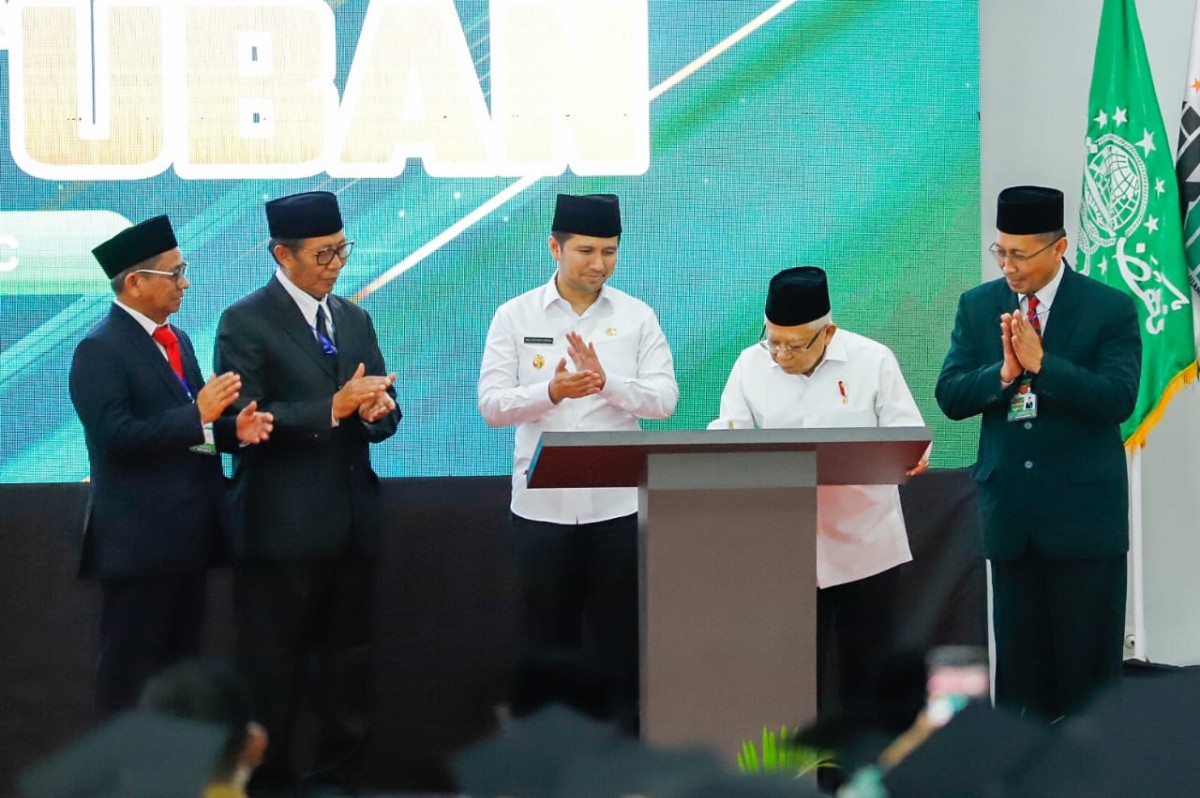 Wakil Gubernur Emil Elestianto Dardak saat bersalaman Wapres Ma'ruf Amin peresmian gedung Kampus C Institut Ilmu Kesehatan Nahdlatul Ulama (IIKNU) Tuban (Foto: Humas Pemprov Jatim)