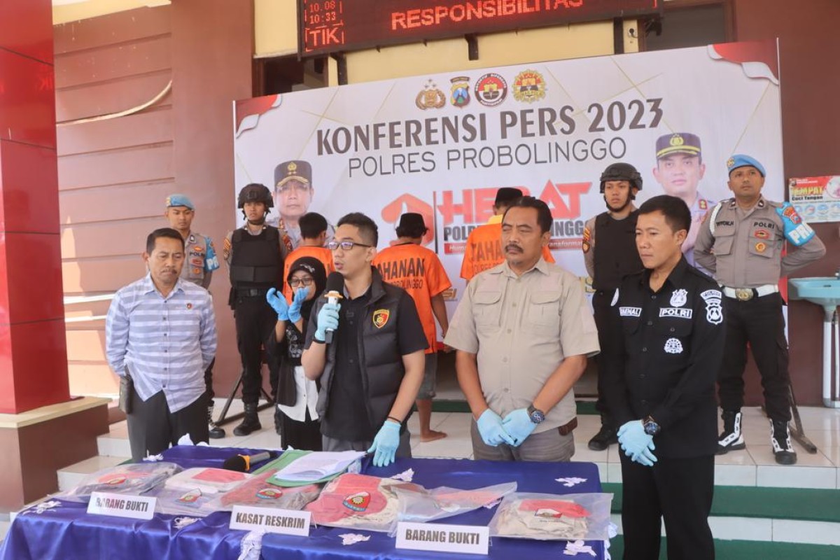 Rilis kasus kekerasan anak di Mapolres Probolinggo. (Foto: Mahmud Hidayatullah/jatimnow.com)