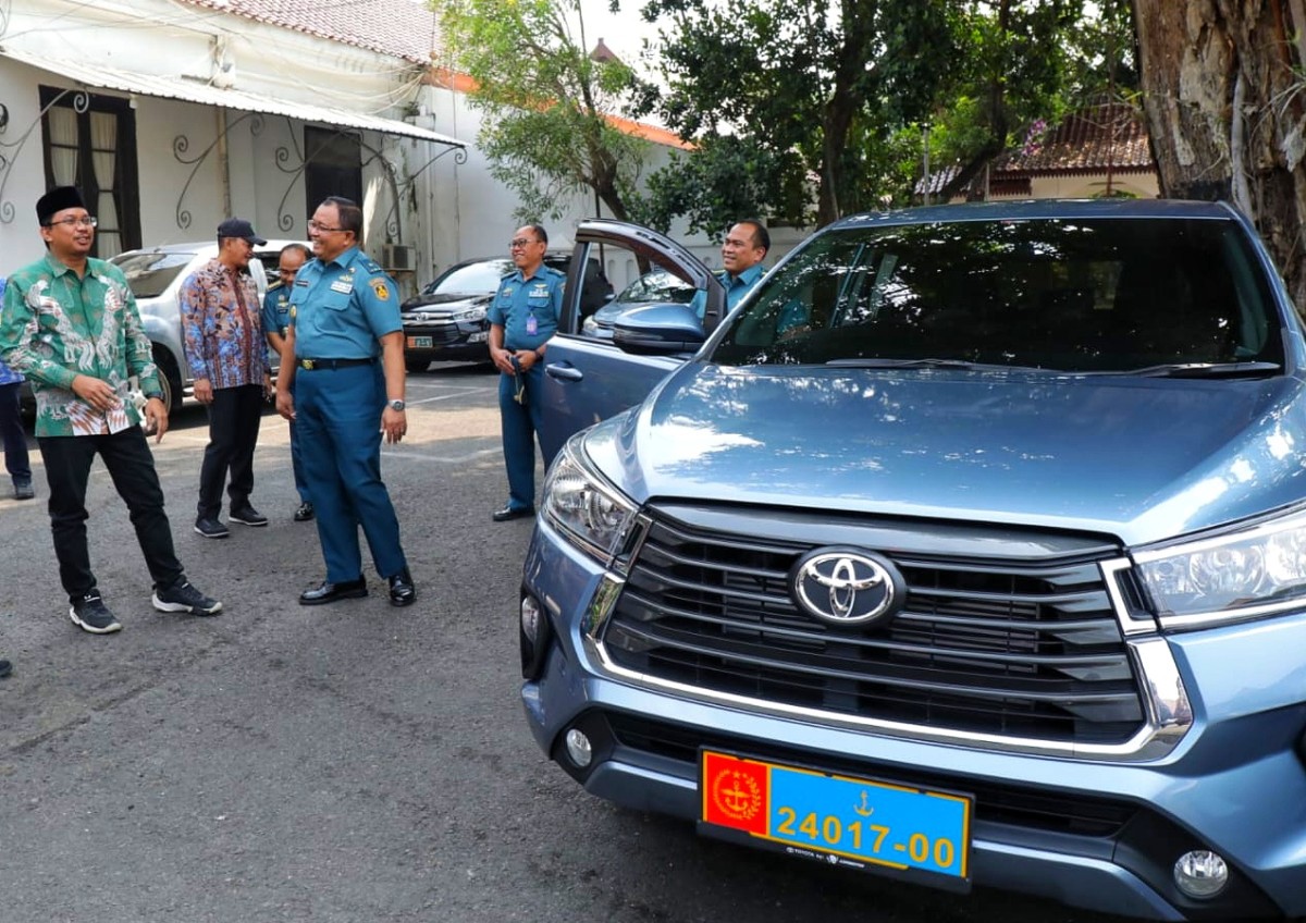 Penyerahan hibah mobil dinas. (Foto: Kominfo Sidoarjo for jatimnow.com)