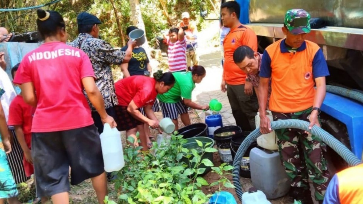BPBD Trenggalek saat mengirim air bersih untuk warga. (Dok BPBD Trenggalek for jatimnow.com).