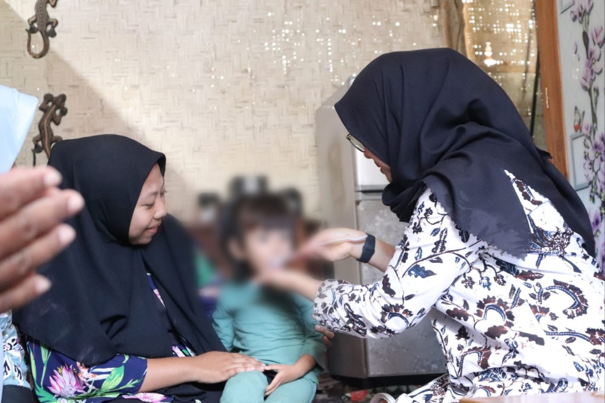 Bupati Banyuwangi Ipuk Fiestiandani saat menyalurkan bantuan PMT OASE-KIM. (Foto-foto: Humas Pemkab Banyuwangi)