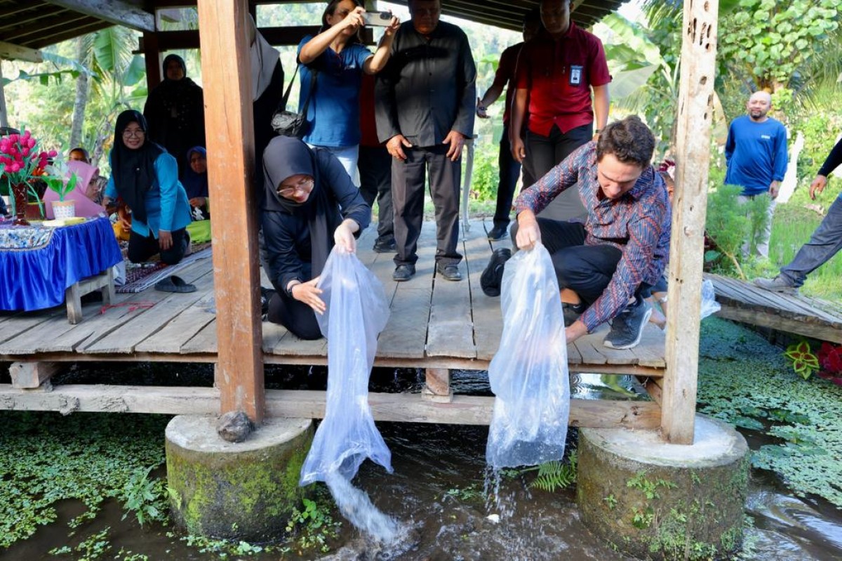 pemasangan jaring di sungai untuk menghalau masuknya sampah ke laut. (Foto: Humas Pemkab Banyuwangi for jatimnow.com)