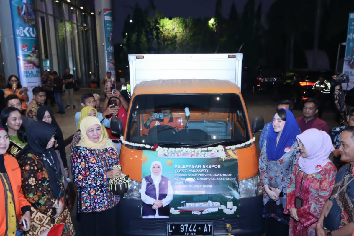 Gubernur Khofifah saat melepas ekspor test market produk UMKM senilai 1,5 miliar rupiah (foto: Humas Pemprov Jatim for jatimnow.com)