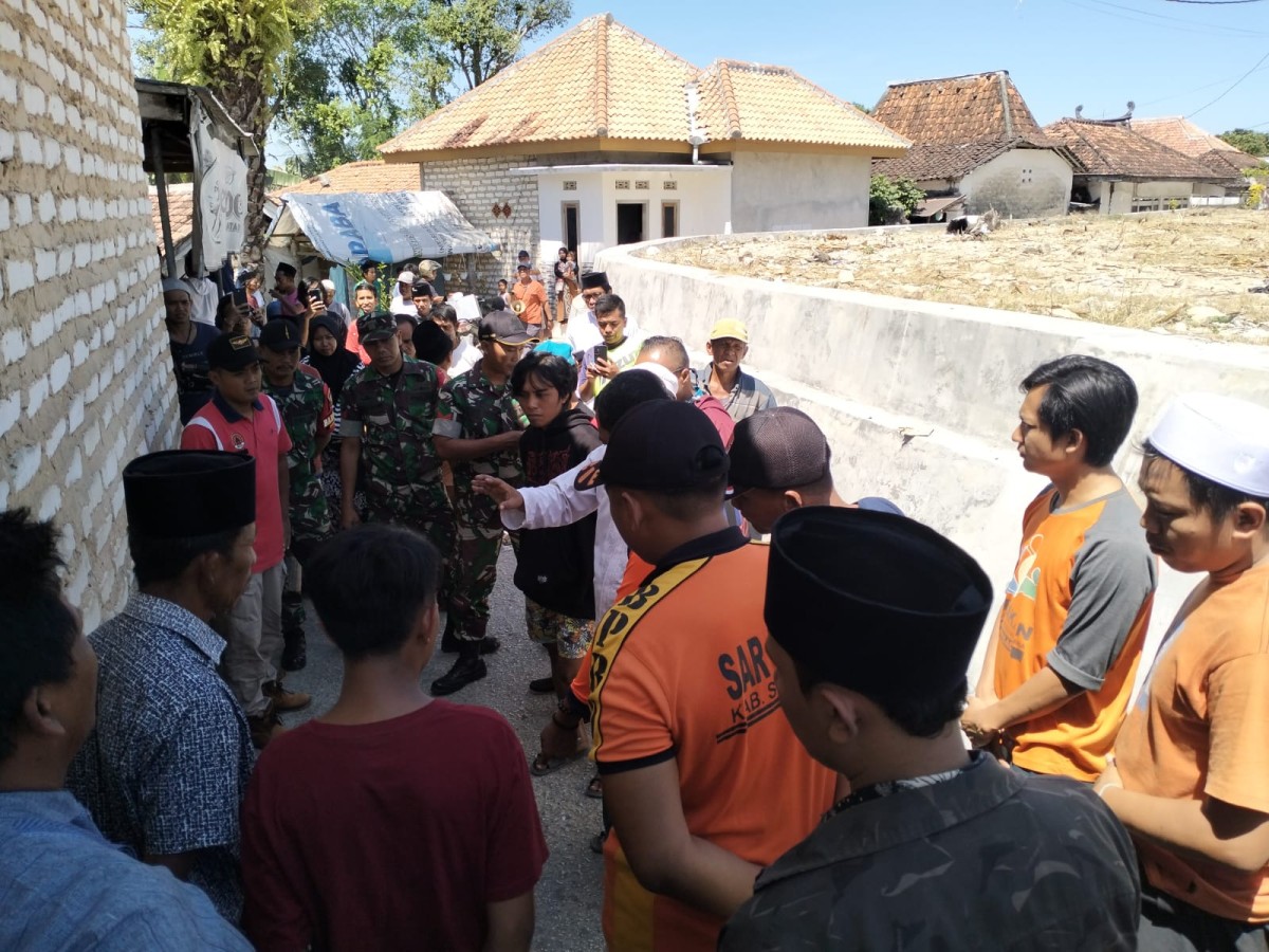 Warga keluar rumah untuk mencari sumber suara. (Foto: Fathor Rahman/jatimnow.com)