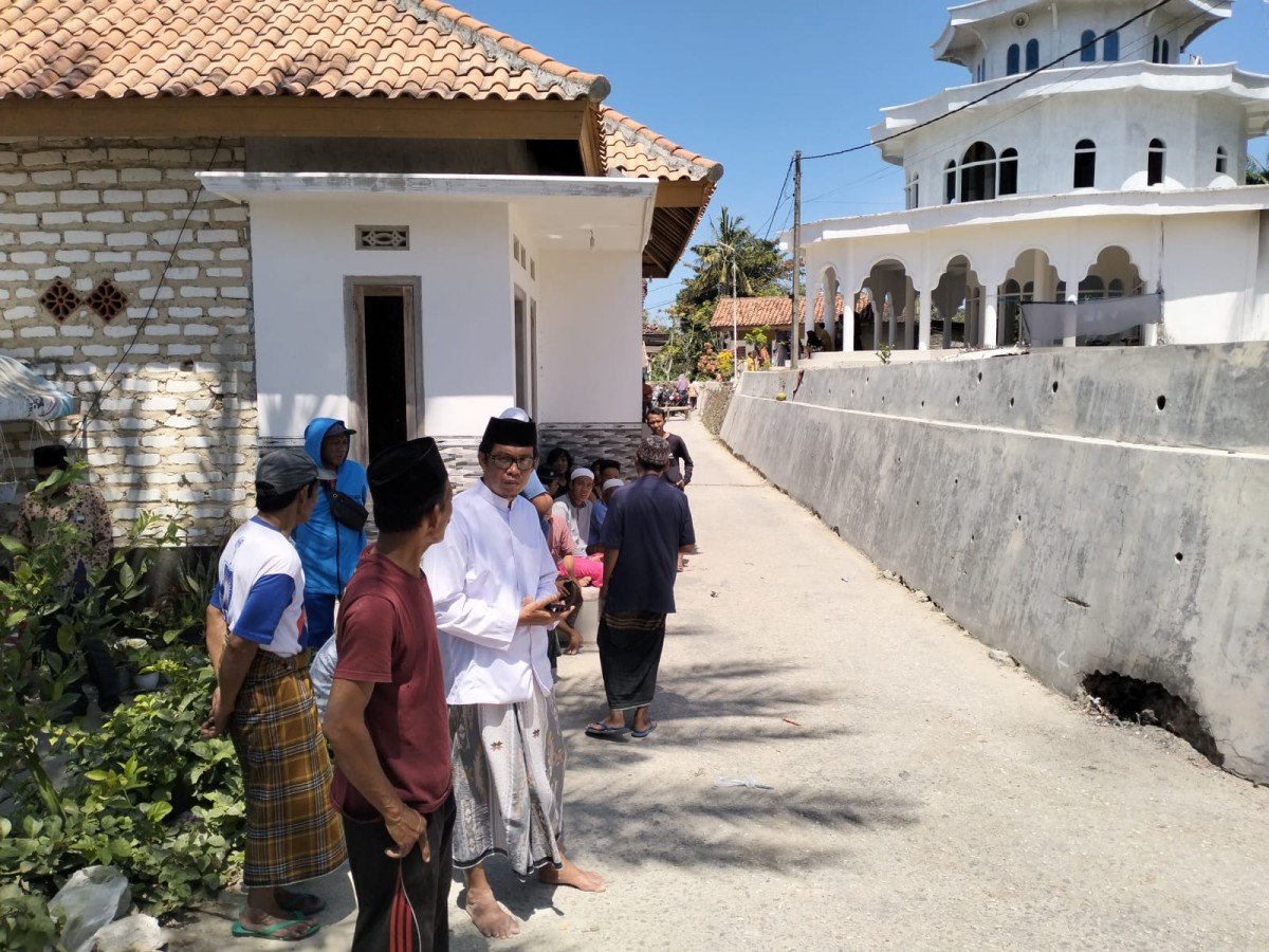 Warga di  sekitar sumber suara ketukan misterius merasa resah. (Foto: Fathor Rahmat.jatimnow.com)