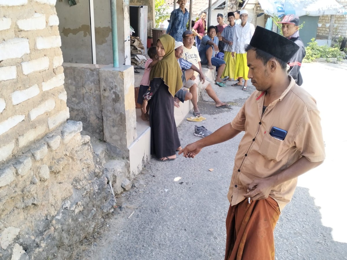 Salah satu warga menunjukkan asal suara ketukan misterius. (Foto: Fathor Rahman.jatimnow.com)