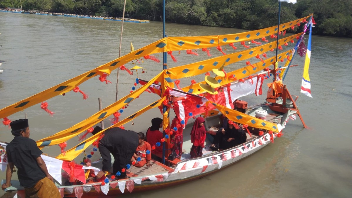Nelayan di Bangkalan menghias perahu. (Foto: Fathor Rahman/jatimnow.com)