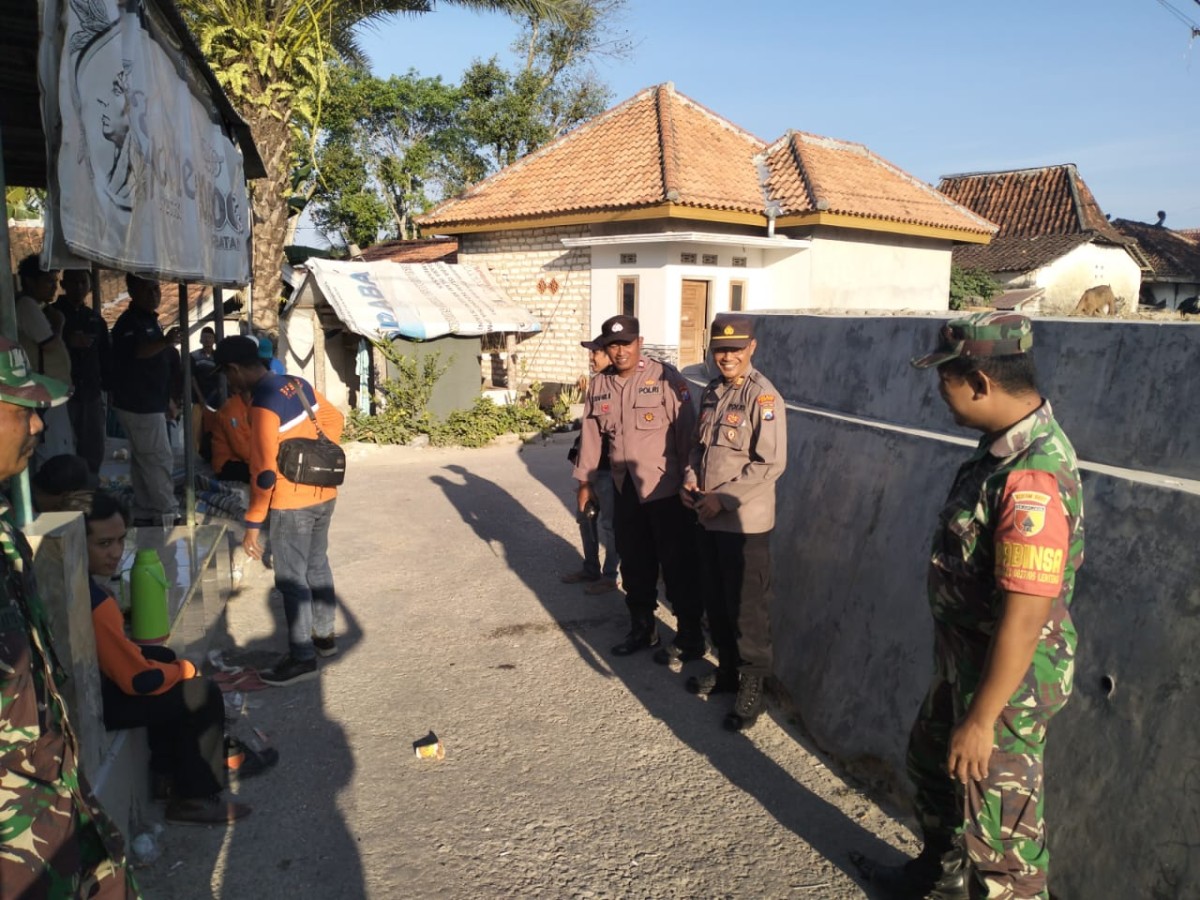 Petugas di lokasi Dusun Tengah, Desa Moncek Tengah, Lenteng, Sumenep. (Foto: Fathor Rahman/jatimnow.com)