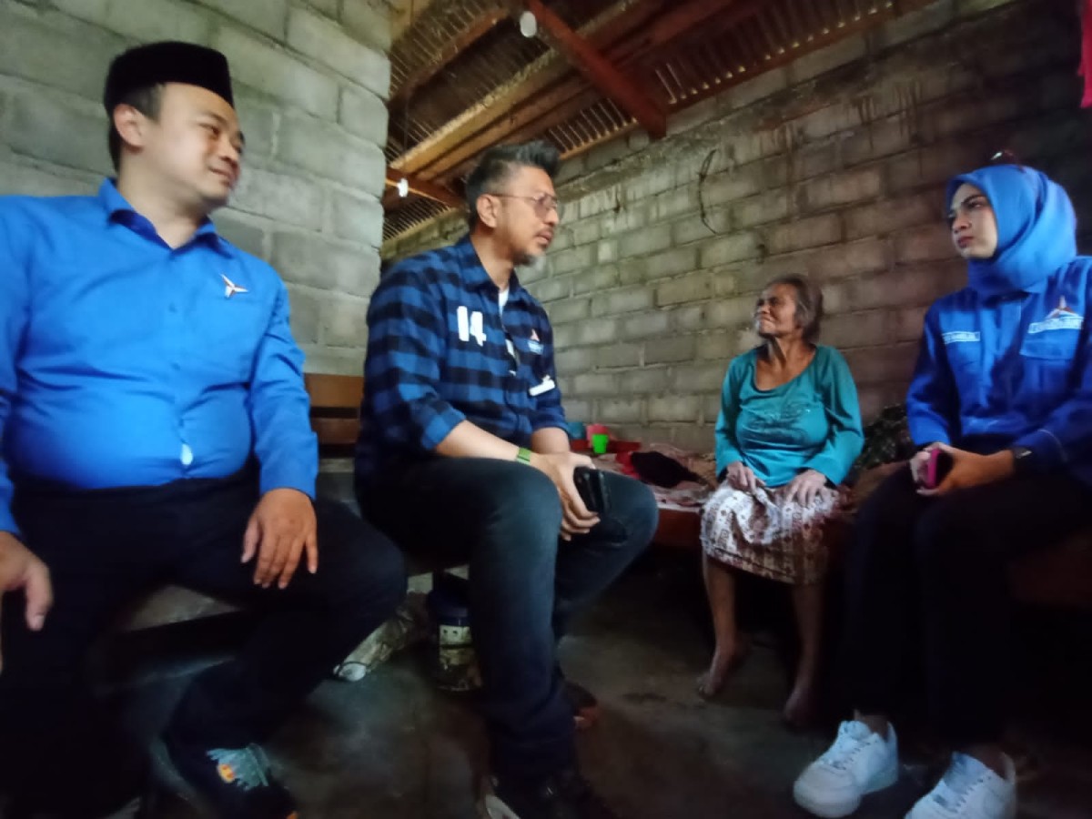 Renville Antonio bersama rombongan saat mengunjungi Mbok Warni. (Foto: Choirul for jatimnow.com)