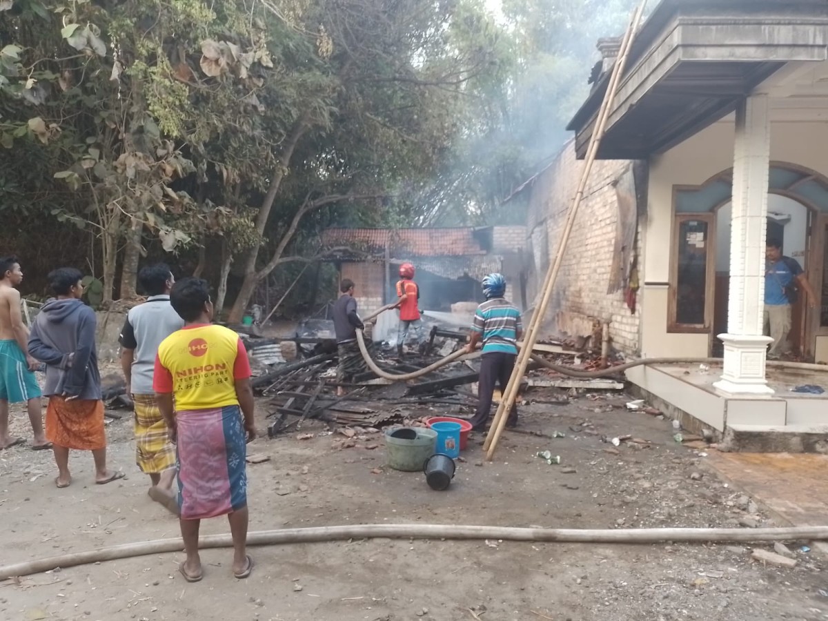 Kebakaran gudang kayu di Socah, Bangkalan, Madura. (Foto: Fathor Rahman/jatimnow.com)