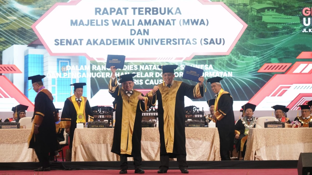 Sekretaris Jenderal Kemenkumham Komjen Pol Andap Budhi Revianto meraih Gelar Kehormatan Doktor Honoris Causa dari Unesa. (Foto: Humas Kemenkumham Jatim)