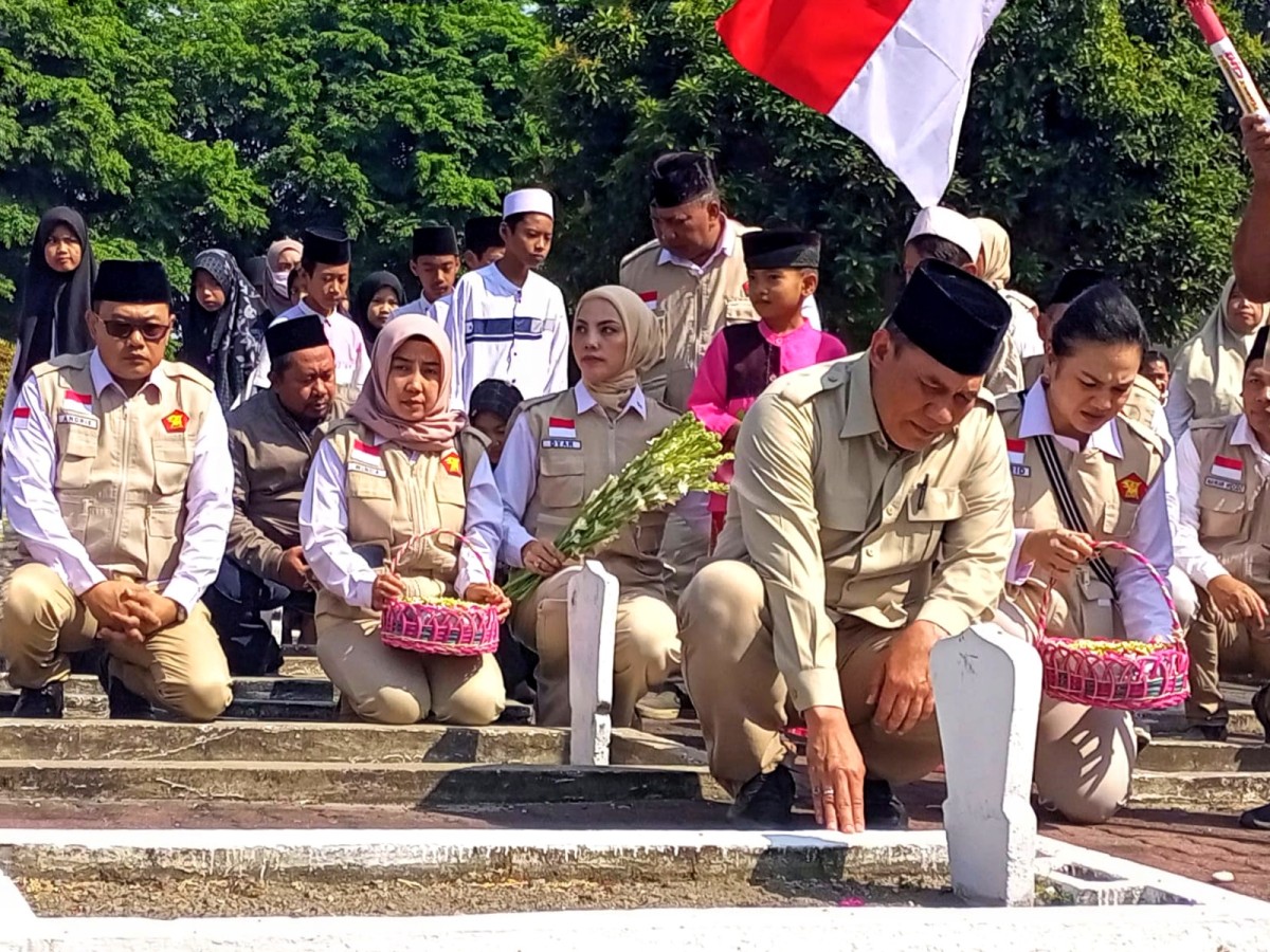 Bambang Haryo saat berziarah ke Makam Pahlawan. (Foto: Januar for jatimnow.com)