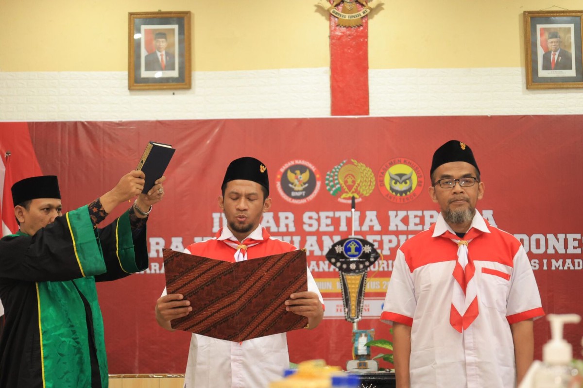 Dua napiter Lapas Madiun ikrar setia pada NKRI. (Foto: Humas Kemenkumham Jatim/jatimnow.com)