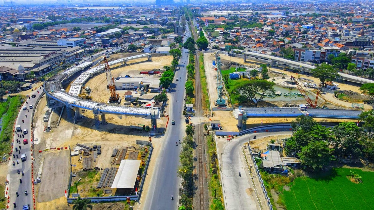 Progres pembangunan fly over Aloha (Foto: Irwan for jatimnow.com).