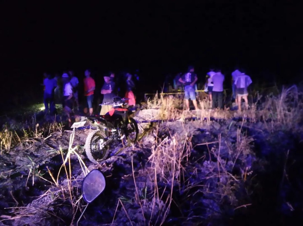 Petugas kesehatan bersama polisi saat mengevakuasi korban. (Foto: Polsek Sugihwaras/jatimnow.com)