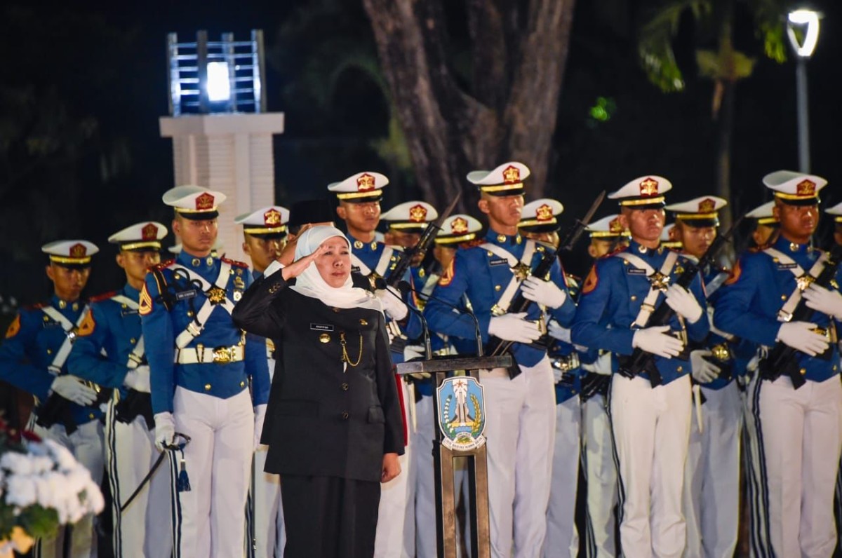 Gubernur Jatim Khofifah Indar Parawansa saat memimpin renungan suci di TMP (foto: Humas Pemprov Jatim for jatimnow.com)