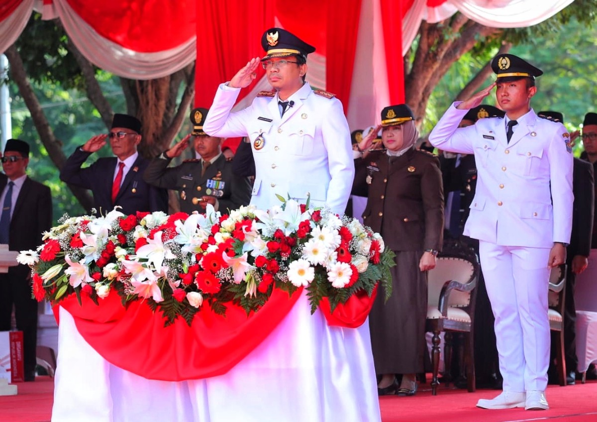 Bupati Sidoarjo saat memimpin upacara Kemerdekaan RI ke-78.(Foto: Kominfo Sidoarjo for jatimnow.com).