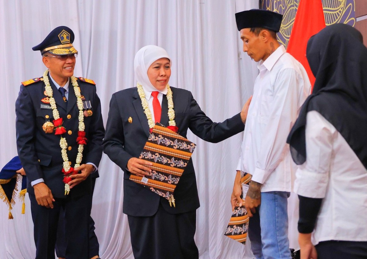 Penyerahan remisi dilakukan secara simbolis oleh Gubernur Jatim Khofifah didampingi Kakanwil Kemenkumham Jatim, Imam Jauhari. (Foto: Humas Kemenkumham Jawa Timur for jatimnow.com)