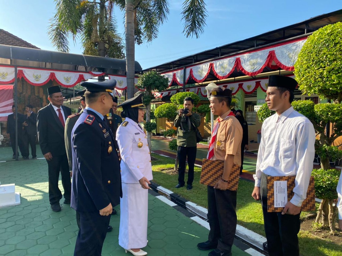 142 WBP Lapas Bojonegoro Terima Remisi Kemerdekaan, Diserahkan Langsung Bupati Anna