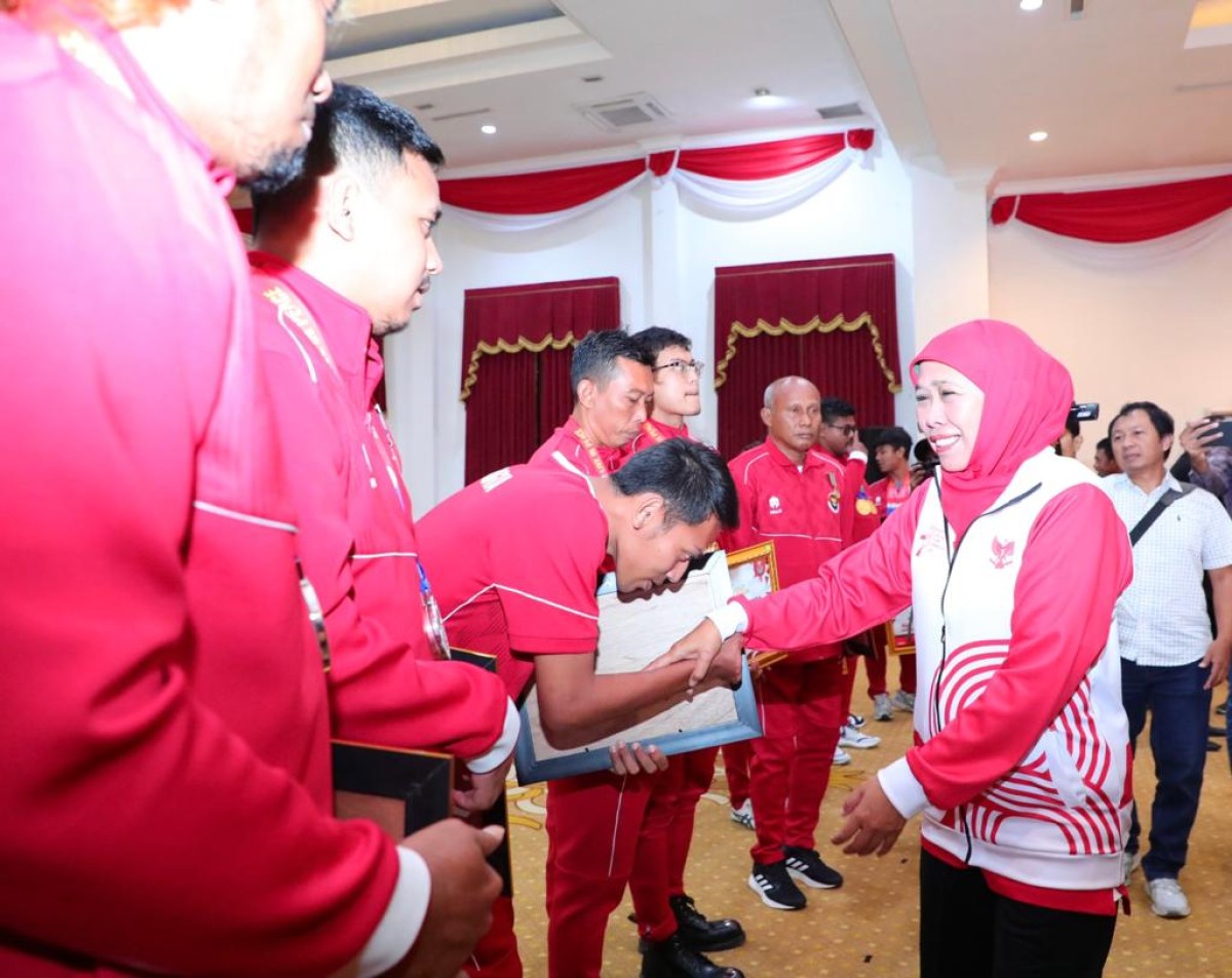 Gubernur Jawa Timur Khofifah Indar Parawansa menganugerahkan penghargaan Jer Basuki Mawa Beya. (Foto-foto: Humas Pemprov Jatim)