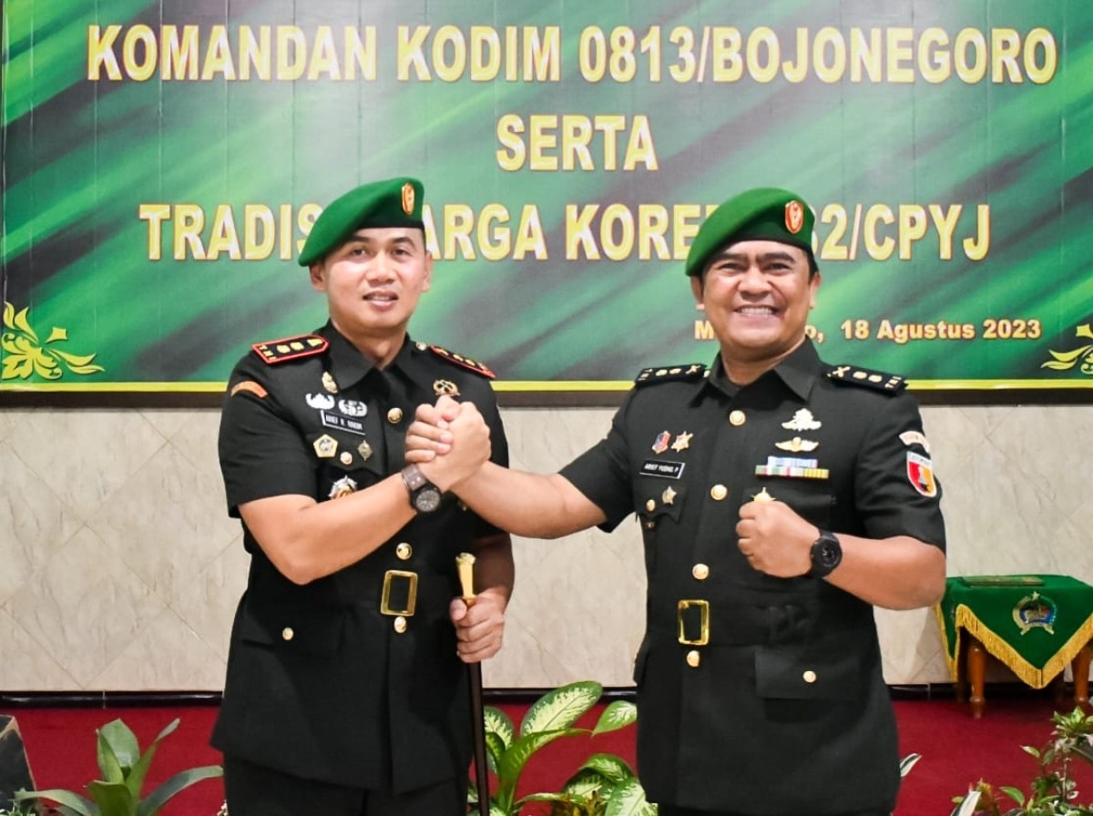 Letkol Arm Arief Yudho Purwanto (kanan) dan Letkol Czi Arief Rochman Hakim (kiri) usai sertijab.