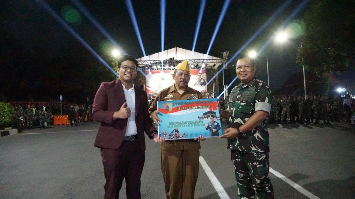 Gus Isal (kiri) saat memberikan hadiah umrah pada salah satu veteran bersama Pangdam V Brawijaya Mayjend TNI Farid Makruf (kanan), (foto: Hanan Nusantara for jatimnow.com)