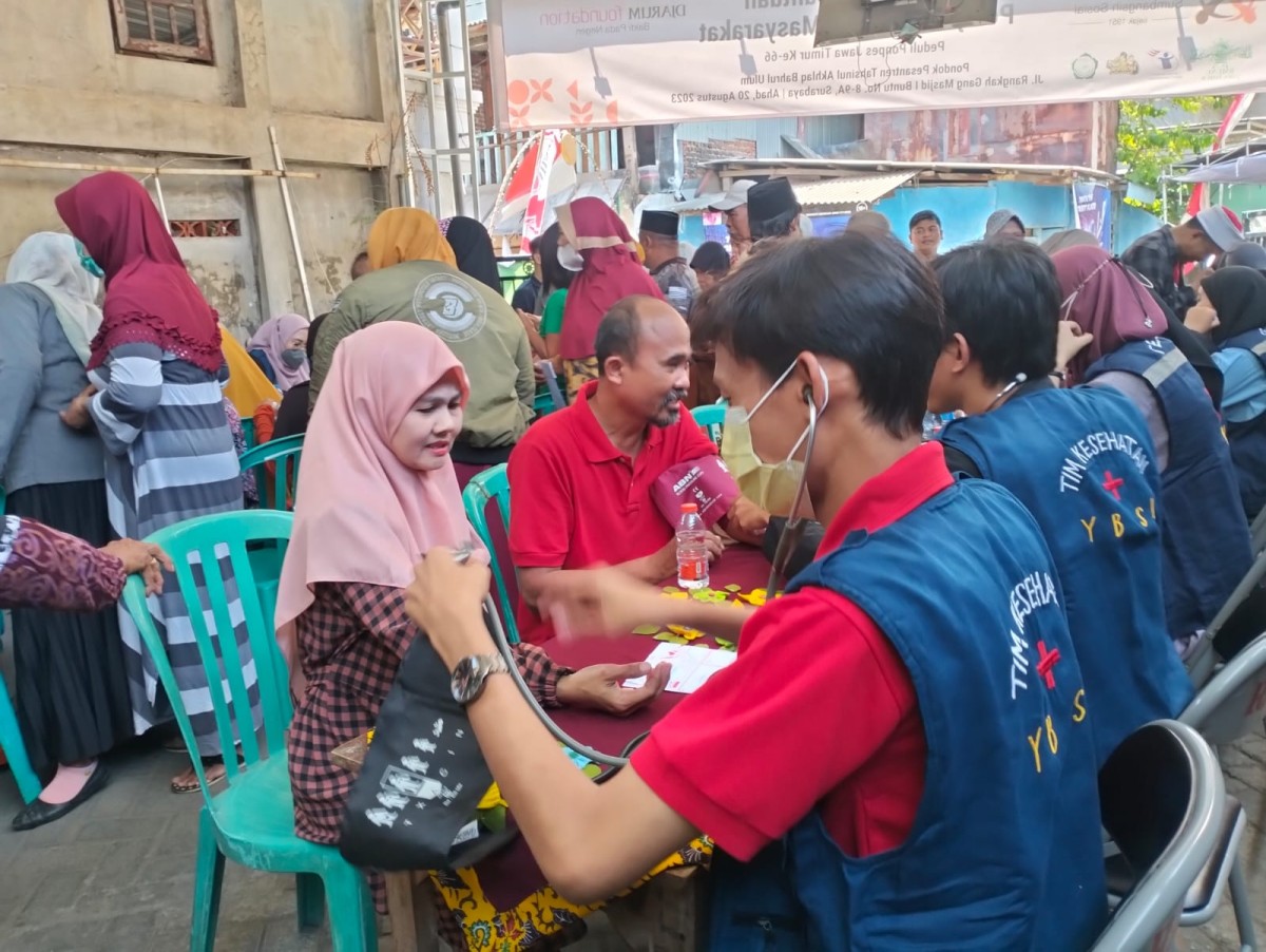 Aksi sosial yang dilakukan Ponpes Tahsinul Akhlaq Bahrul Ulum bersama Djarum Foundation di Surabaya (foto: Anwar for jatimnow.com)