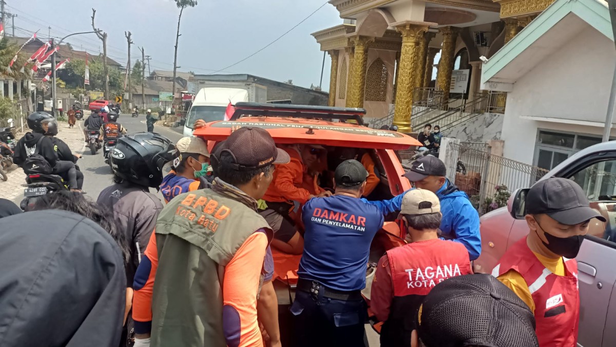 Evakuasi jenazah pendaki yang meninggal di lereng Gunung Arjuno. (Foto: BPBD Kota Batu)