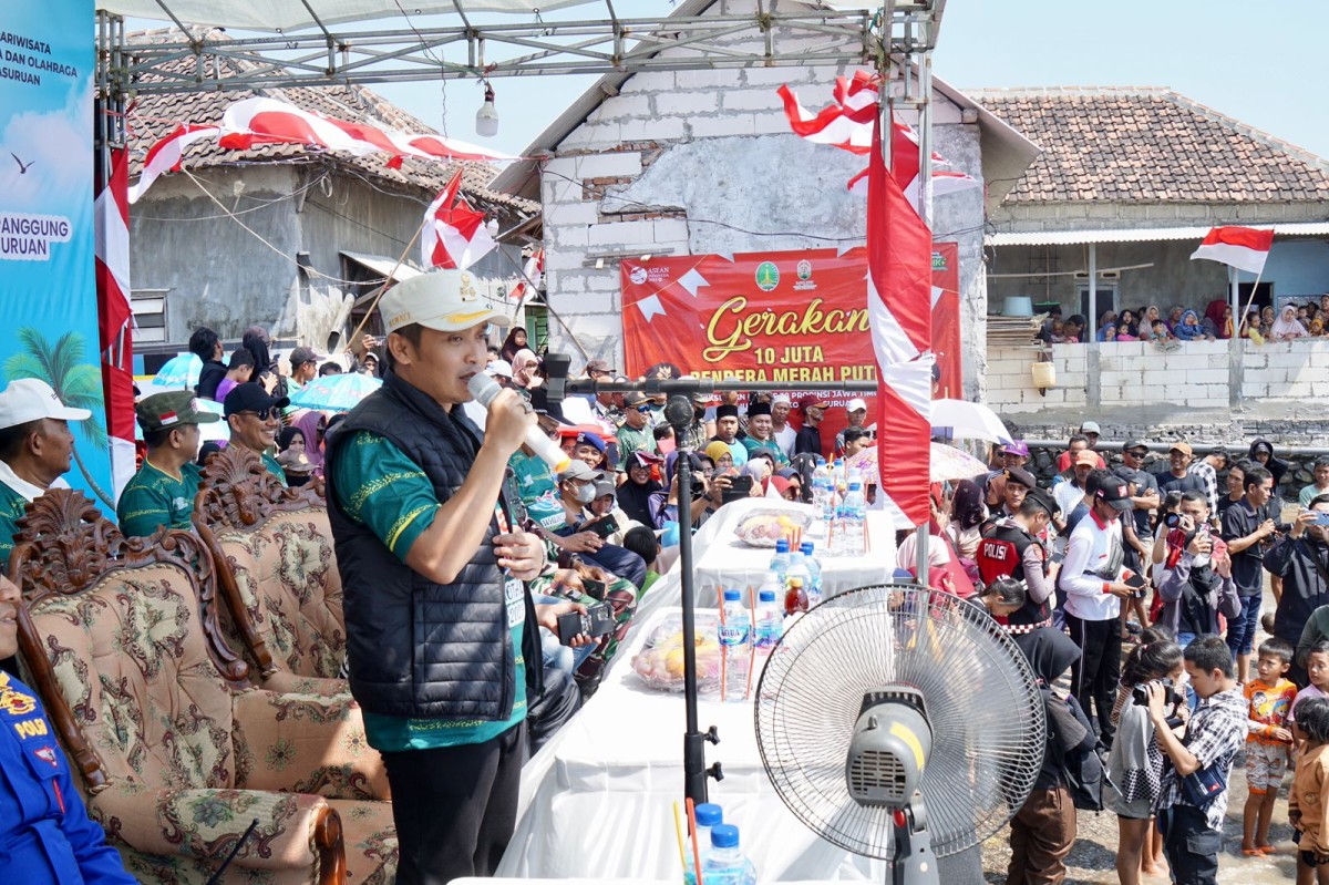 Lomba Balap Dayung Tradisi Nelayan Panggungrejo Meriahkan HUT Kemerdekaan RI ke-78
