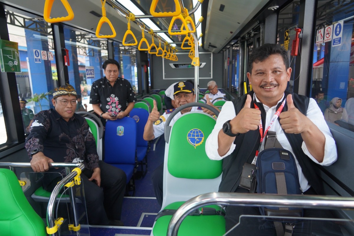 Direktur Bank Jatim Busrul Iman usai peremian Bus Trans Jatim.(Bank Jatim for jatimnow.com)
