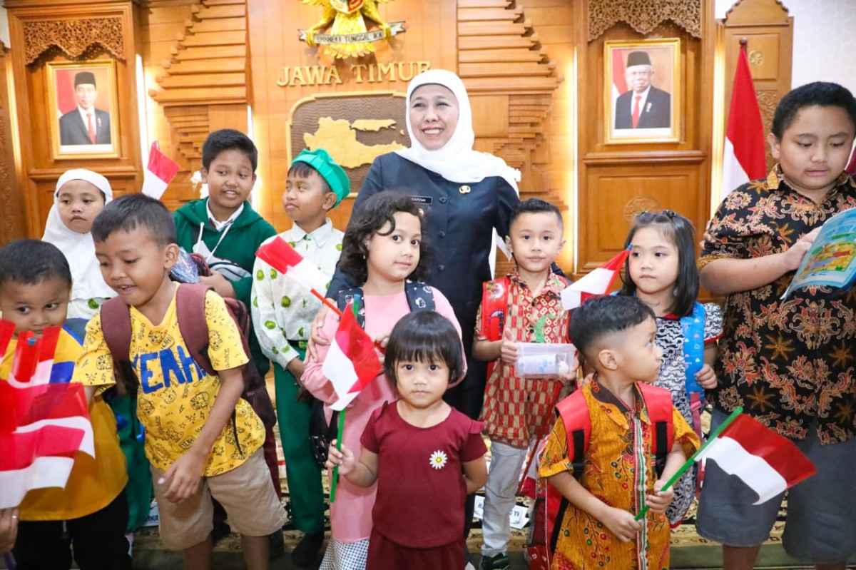 Khofifah usai memberikan bingkisan pada anak anak yang mengikuti upacara di luar halaman Grahadi. (Humas Pemprov Jatim for jatimnow.com)