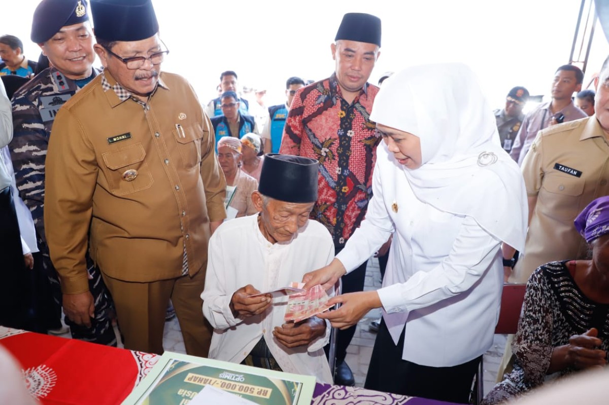 Kunjungi Bangkalan, Gubernur Khofifah Serahkan Bantuan ke Lansia
