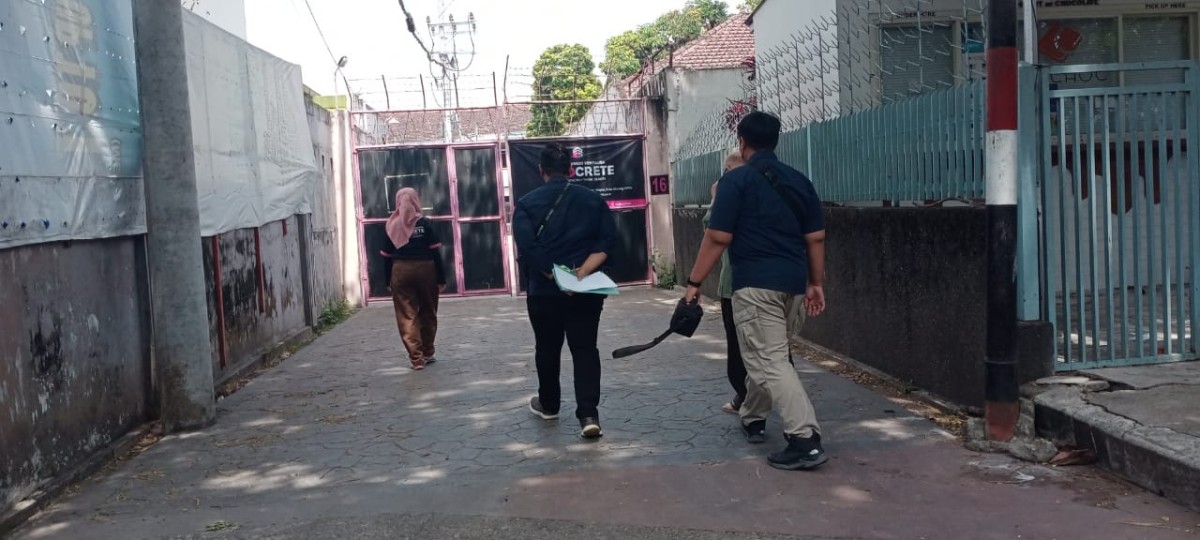 Petugas Polda Jatim saat mendatangi PT Loka Abadi Sentausa Indocrete. (Foto: Achmad Titan for jatimnow.com))