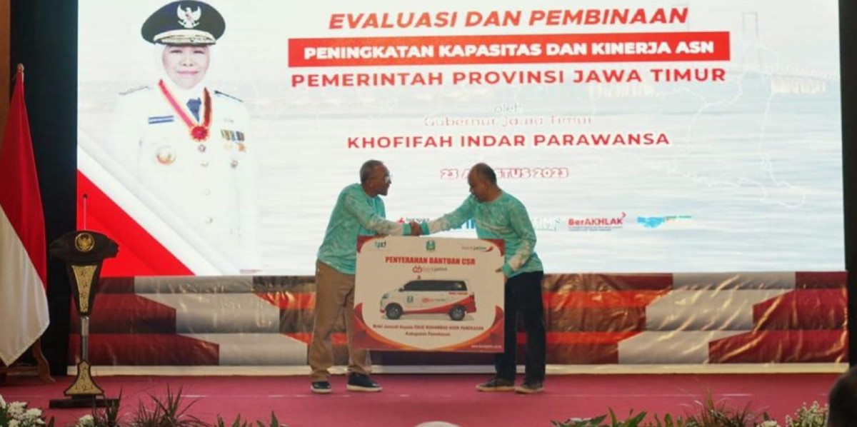 Penyerahan bantuan CSR secara simbolis oleh Direktur Manajemen Risiko Bank Jatim Eko Susetyono kepada Direktur RSUD Mohammad Noer Pamekasan Nono Ifantono dan disaksikan langsung oleh Gubernur Jawa Timur Khofifah Indar Parawansa. (Foro: Bank Jatim for jati