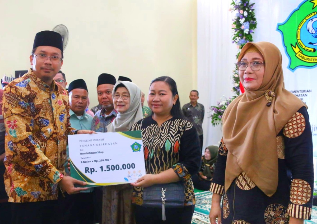 Penyerahan insentif kepada tenaga kesehatan Sidoarjo.(Foto: Irwan for jatimnow.com).