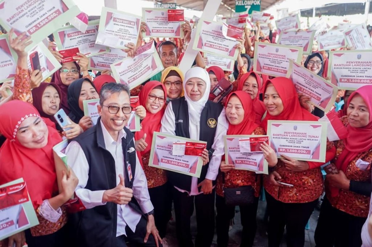 Gubernur Jawa Timur Khofifah Indar Parawansa bersama buruh pabrik rokok. (Foto: Humas Pemprov Jatim)