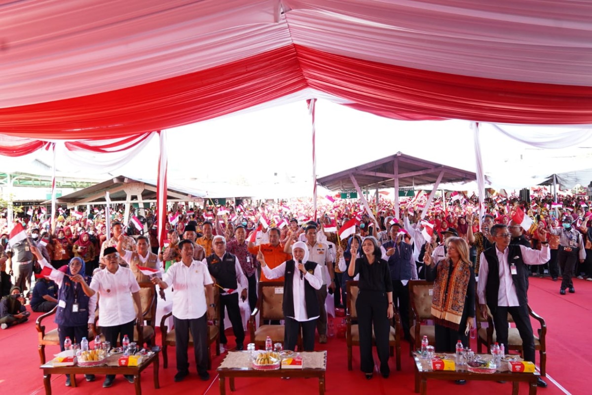 Penyerahan bantuan langsung tunai pada buruh pabrik. (Foto: Humas Bank Jatim)