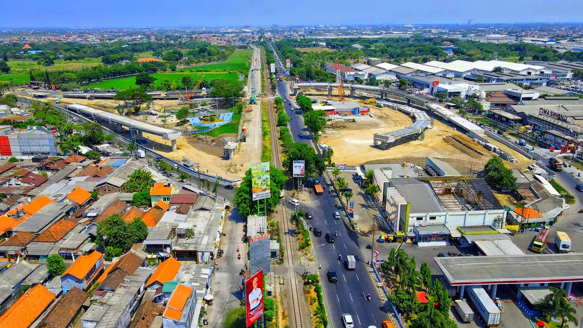 Rekayasa lalu lintas Fly Over Aloha. (Irwan for jatimnow.com)