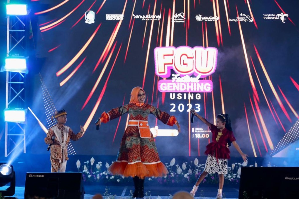 Salah satu penyanyi muda saat menyajikan penampilannya dalam Festival Gending Using. (Humas for jatimnow.com)