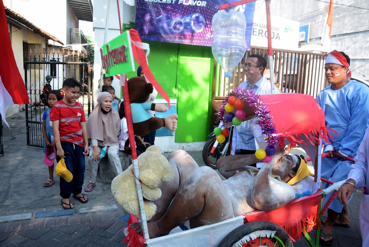 Adam, anak dari Djoko Widodo menjadi bayi tabung rakasasa daam karnaval. (Foto: warga for jatimnow.com)