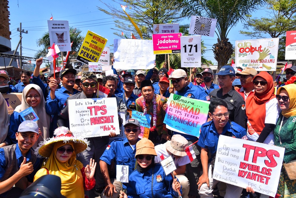 Bupati Sidoarjo Berangkatkan Karnaval HUT RI, KPU Ikutan Kirab Pemilu 2024