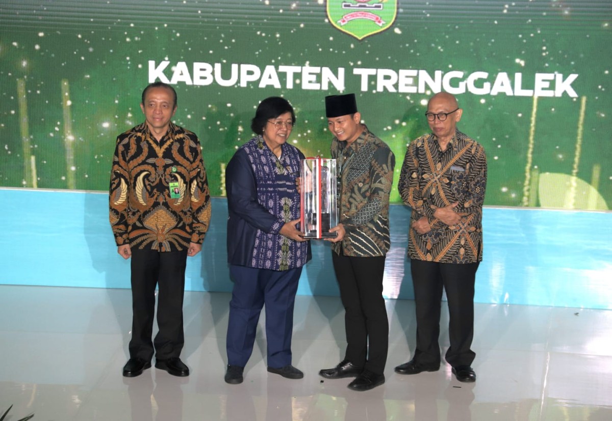 Bupati Trenggalek, Mochamad Nur Arifin saat menerima penghargaan. (Foto: Prokopim Trenggalek/jatimnow.com)